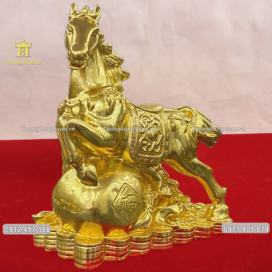 Toàn bộ bề mặt của bức tượng ngựa được dát vàng 24K sang trọng